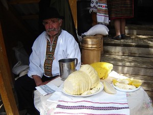 2 На празднике продаются сыры от производителя