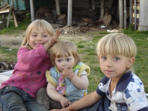 Дети дурачатся