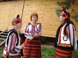 дівчата в головному уборі