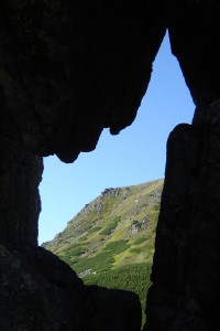 горы через каменнуб дыру