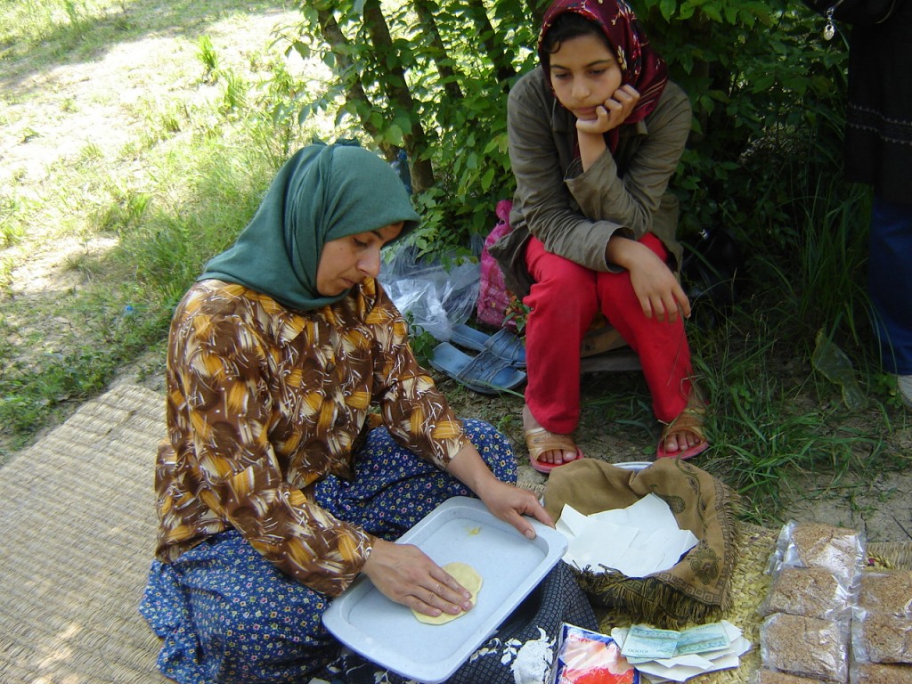 лепят лепешки