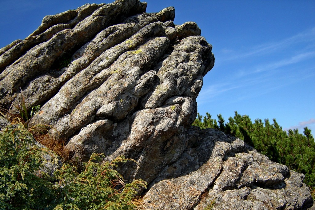 каменные пласты