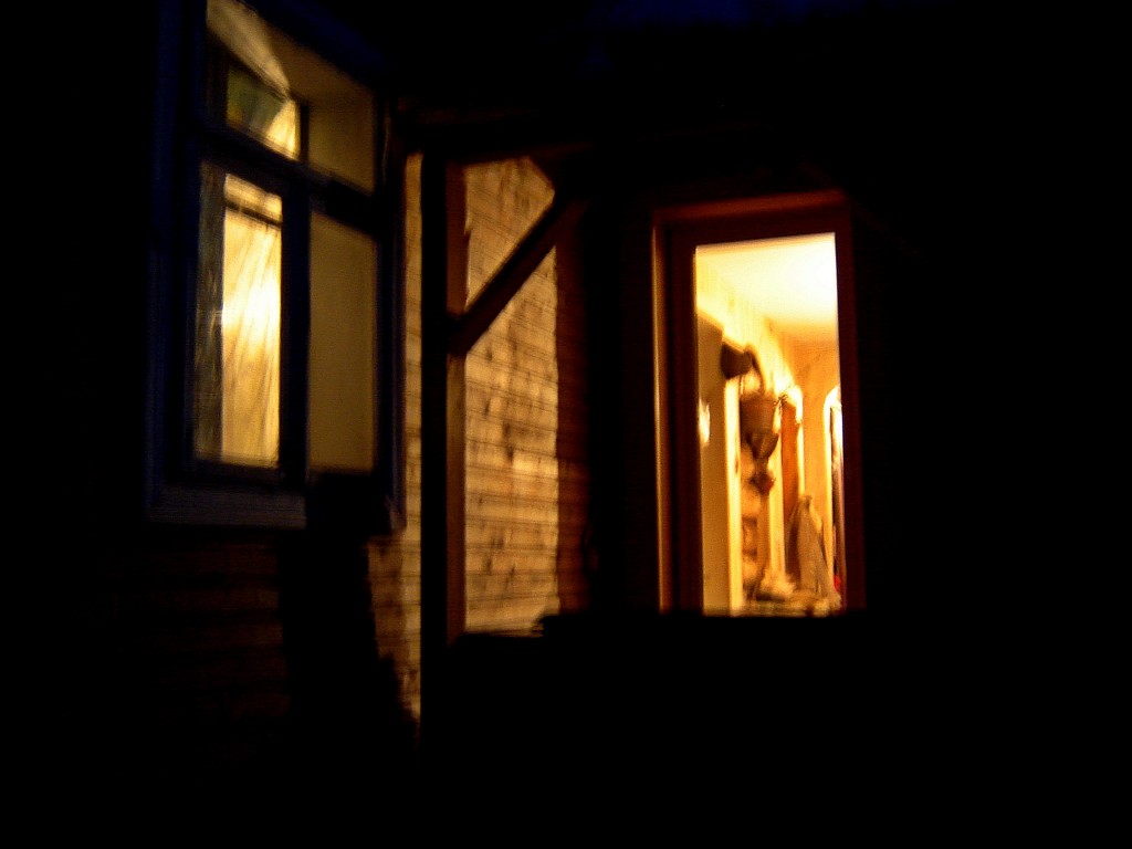 окно светящееся в ночи